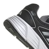 Championes deportivos Adidas Galaxy Star para hombre, color negro con detalles en gris claro y blanco. Presentan capellada de malla transpirable con refuerzos sintéticos, tres franjas laterales en gris reflectante y entresuela gruesa de amortiguación Cloudfoam blanca.