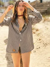 Camisola blanca con rayas verticales finas color marrón, de corte amplio y mangas largas.