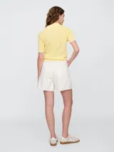 Short de jean blanco de tiro alto, con cordón ajustable en la cintura y corte holgado.