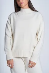 Sweater color crudo de tejido de punto con cuello alto y mangas largas.