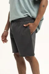 Short gris de jogging con cintura elástica y ruedo desflecado.