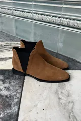 Bota de caña corta color camel, con elástico lateral negro y suela plana.