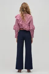 Pantalón de denim azul oscuro, de corte ancho, con bolsillos delanteros y traseros.