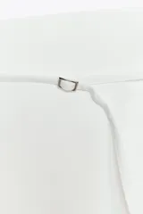 Falda pantalón de tiro medio en color blanco, con diseño minimalista y detalle de cinturón fino integrado con hebilla metálica. Cuenta con cierre lateral mediante cremallera oculta.