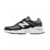 Championes urbanos New Balance modelo 9060, con diseño robusto y moderno. Presentan una combinación de colores negro, gris y blanco, con paneles de malla y superposiciones de gamuza. Incluyen el logo 'N' característico en los laterales y una suela gruesa con tecnología de amortiguación.