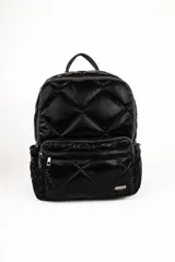 Mochila negra capitoneada tipo puffer con compartimentos laterales, dos bolsillos externos con cierre y tres bolsillos adicionales en su interior. Cuenta con un asa fija en la parte superior y dos regulables en la espalda.