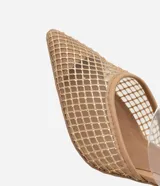 Mules de tacón alto con punta fina, confeccionados en tejido de red con aplicación de strass. Presentan una tira transparente de vinilo en el empeine y un diseño abierto en el talón.