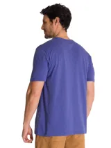 Remera azul con cuello redondo, manga corta y el logo de Caterpillar impreso en color amarillo en el pecho.