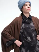 Poncho amplio y liviano de tejido suave con mezcla de cashmere, de diseño abierto y caída fluida.