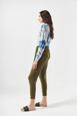 Pantalón babucha negro con cintura elastizada y cordón ajustable.