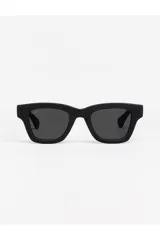 Lentes de sol Tiwi Paul, montura cuadrada negra y cristales grises.