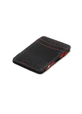 Billetera artesanal negra con textura de fibra de carbono y costuras rojas. Posee un sistema mágico con correas elásticas para asegurar billetes y ranuras para tarjetas con protección RFID.