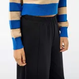 Pantalón de jogging negro de corte ancho y recto (barrel), tiro alto con elástico en la cintura.