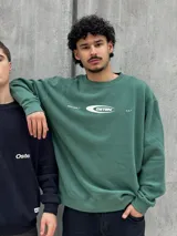 Buzo verde con logo 'OSTEN' estampado en el pecho.