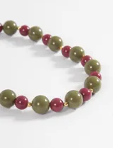 Collar de cuentas esféricas de resina, alternando colores entre beige liso y estampado animal print de leopardo.