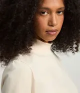 Remera negra de algodón, corte amplio, cuello alto en punto roma y mangas cortas.