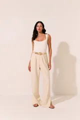 Blusa sin mangas color blanco hueso, con escote cuadrado y tejido acanalado.