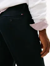 Pantalón chino de sarga para hombre, color azul marino, de corte recto con bolsillos diagonales en los laterales y bolsillos traseros ribeteados.