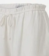 Pantalón recto de viscosa color bordó, con superficie texturizada y lazo ajustable en la cintura.