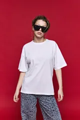 Remera de algodón con corte boxy fit, silueta amplia, hombros caídos y aberturas laterales.