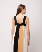 Vestido largo de lino color blanco, gris y amarillo, con breteles anchos, escote recto, elástico en la espalda y tajos laterales.