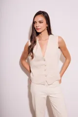 Chaleco de corte sastre con escote en V y cierre frontal de botones. Presenta un diseño sin mangas, entallado al cuerpo, confeccionado en una mezcla de lino y viscosa.