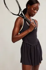Vestido corto deportivo negro con efecto smock en el torso, tirantes finos blancos y falda de vuelo suave.