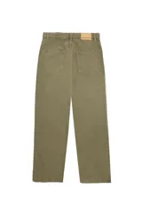 Pantalón de corte recto confeccionado en algodón, con diseño clásico de cinco bolsillos y cierre frontal con botón.