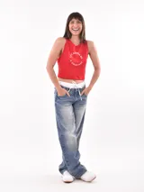 Musculosa gris con estampado de una escena de playa con una palmera y el texto "Sunshine Surf".