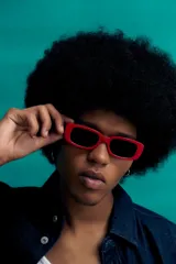 Lentes de sol rectangulares con marco marrón y lentes degradadas en color marrón claro.