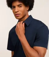 Camisa de manga corta con cuello inglés y cierre frontal de botones, confeccionada en mezcla de bambú y viscosa.
