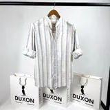 Camisa de hombre de algodón a rayas verticales celestes y blancas, con cuello mao y mangas 3/4 con puños arremangados.