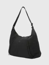 Bolso tipo hobo de diseño funcional, color negro, con compartimento especial para transportar mat de yoga mediante cierres laterales. Confeccionado en poliéster, cuenta con correa de hombro integrada y logo minimalista en el frente.