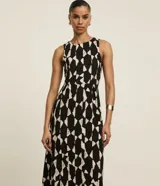 Vestido midi evasé sin mangas con escote redondo, confeccionado en piquet con diseño geométrico en blanco y negro.