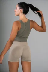 Top blanco de tejido de punto acanalado, corte cropped y cuello redondo.