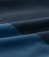 Campera deportiva Get Over con capucha y cierre frontal de cremallera. Presenta un diseño bicolor en tonos grises con estampa lettering en el pecho, bolsillos laterales, puños y bajo elásticos.