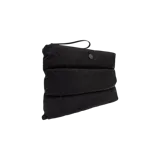 Bolso tipo clutch Moncler acolchado en color negro, con diseño matelassé, cierre superior con cremallera y correa de muñeca incorporada. Incluye el parche con el logotipo de la marca en la parte frontal.
