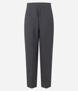 Pantalón de sastrería corte recto color gris, con bolsillos laterales tipo cuchillo y trabillas para cinturón.