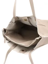 Cartera shopper Tinica de cuero graneado color beige, con gran capacidad, doble asa de hombro y compartimento central con cierre.
