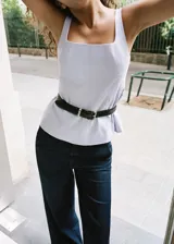 Top de algodón color celeste con escote cuadrado, tirantes anchos, diseño evasé y cierre de cremallera lateral.