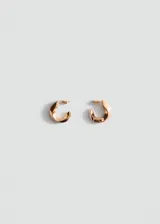 Pendientes de aro grueso con diseño retorcido y acabado brillante.