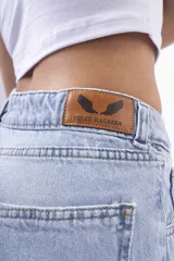 Short de jean celeste con roturas y terminación desflecada.