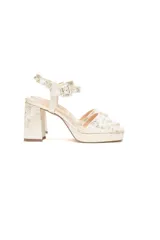 Sandalias de cuero color blanco con estampado dorado tipo safari, con taco de 10 cm y plataforma de 2 cm. Tiras sin costuras y cierre de hebilla en el tobillo.
