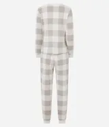 Conjunto de pijama de dos piezas confeccionado en tricot liviano. Incluye una remera de manga larga con escote redondo y un pantalón tipo jogger con cintura elástica y puños ajustados. Presenta un estampado de cuadros en tonos beige y blanco.
