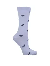 Medias de largo medio color lila con estampado de logo pequeño en color azul oscuro. Cuentan con puño suave para mayor comodidad.