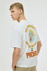 Remera de algodón color blanco con cuello redondo y mangas cortas. Presenta un estampado frontal con el logo de Pacha Ibiza en tonos naranja y amarillo.