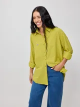 Camisa de manga larga color fucsia, confeccionada en algodón y lino.