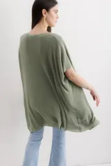 Saco abierto color crudo, de tejido de punto con lurex.