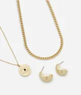 Conjunto de collar doble dorado, uno con cadena gruesa y otro con dije redondo con diseño de ojo turco, y aros tipo argolla gruesos dorados.