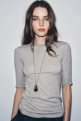 Camiseta gris jaspeada de manga tres cuartos y cuello redondo, corte ajustado (slim fit).